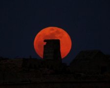 Лунное затмение: невероятные фото Кровавой Луны из Украины и всего мира