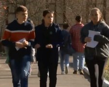 Школьники, скрин из видео