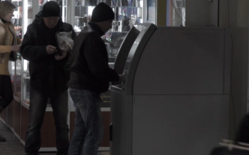 Снятие наличных. Фото: скрин youtube