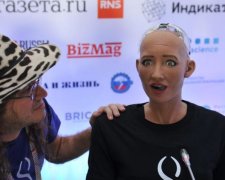 Робот Софія "померла" від питання про Україну
