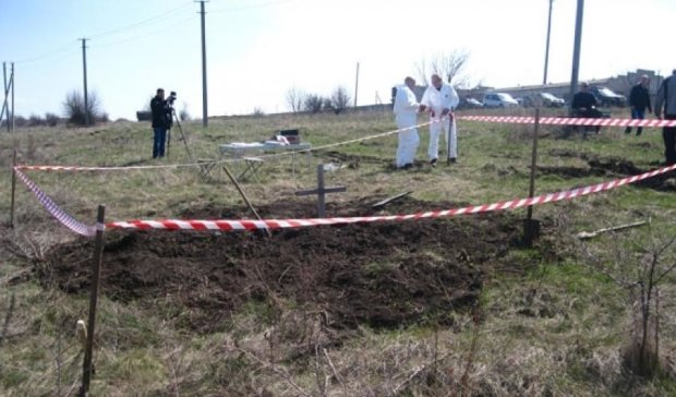 На Донбасі знайшли чергову братську могилу