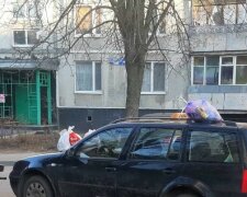 Харків'яни навалили купу на капот героя парковки: попахує кисленьким