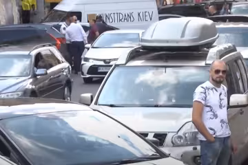 В Киеве активизировались "черные парковщики", скриншот