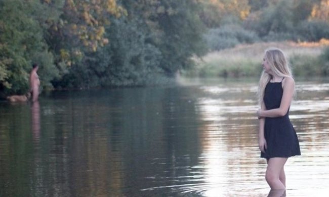 Голый мужчина испортил фото выпускницы