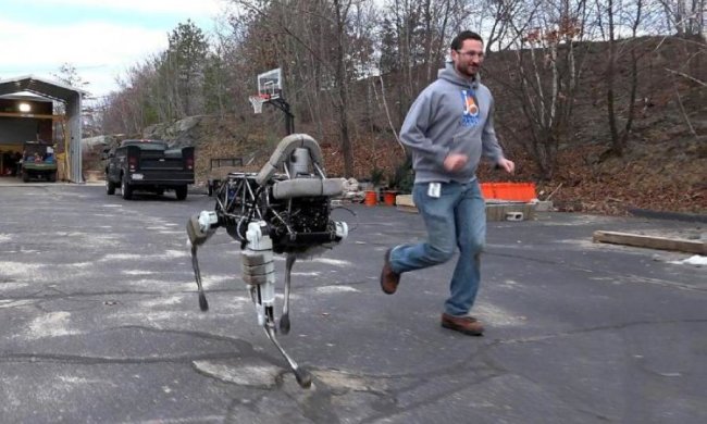 Роботы Boston Dynamics научились подавать пиво и убегать от хозяев: видео