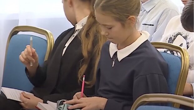 Школьники в России. Фото: скриншот Youtube