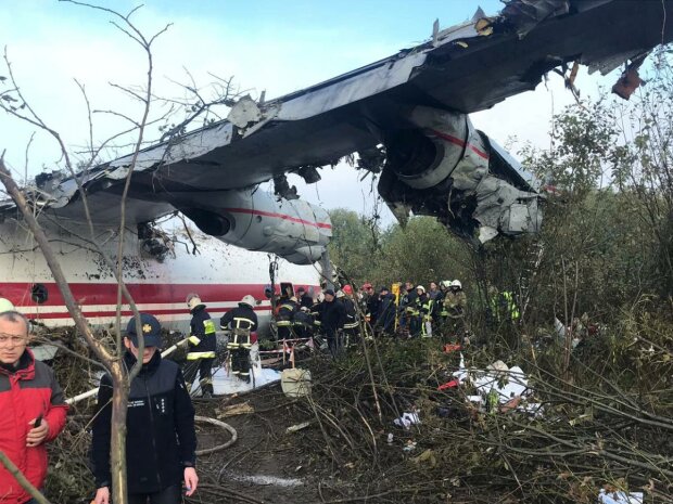 Смертельна авіакатастрофа Ан-12 під Львовом: останні подробиці, фото і відео з місця трагедії