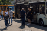 Люди на остановке общественного транспорта в Одессе