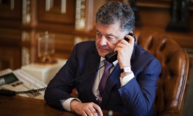 Порошенко созвонился с Меркель и Олландом без Путина