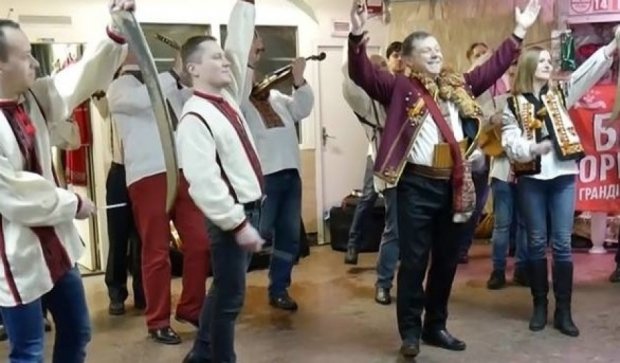 Народный оркестр удивил игрой на косах в метро (видео)