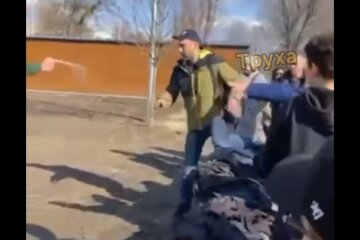 У Харкові чоловік накинувся на підлітка і отримав потужним струменем межи очі