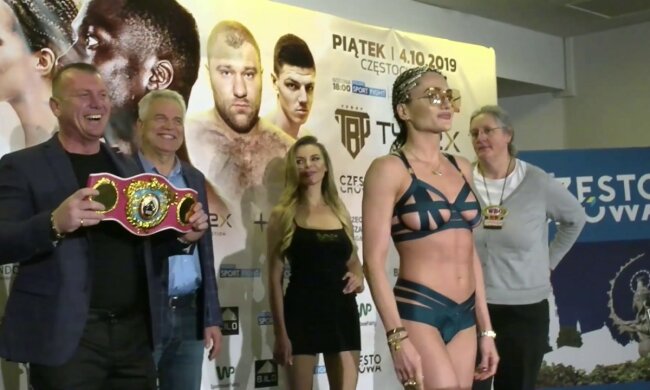 Горячая чемпионка мира по боксу превратила битву взглядов в пикантную сцену, так целоваться еще нужно уметь: видео