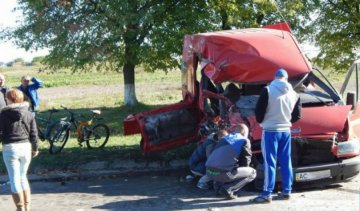 Вісім людей отримали поранення через зіткнення мікроавтобуса та «КамАЗа» (фото)