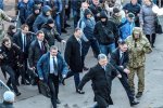 Порошенка змусили тікати з мітингу на Закарпатті під крики "Ганьба" та "Обікрав армію": відео