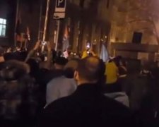 "Блокадники" влаштували погром біля офісу Ахметова
