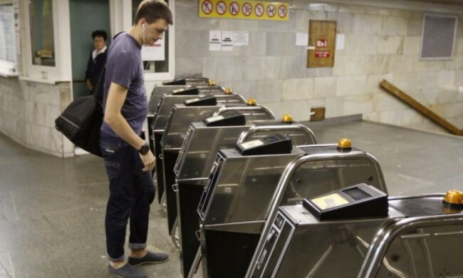 Скандал в метро: над студентом с инвалидностью поиздевалась контроллер