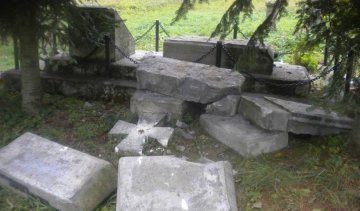 Правые Польши массово уничтожают украинские памятники