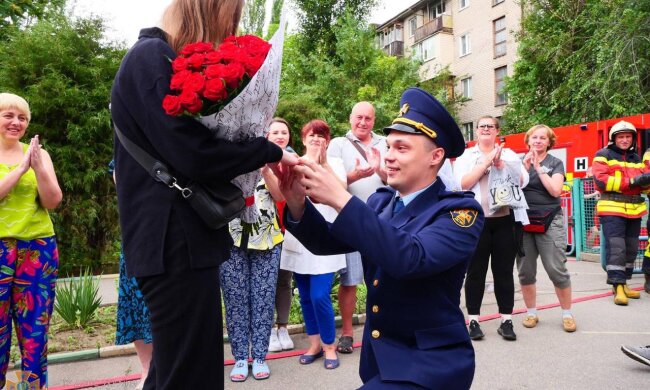 Рятувальник зробив пропозицію своїй дівчині, фото ДСНС
