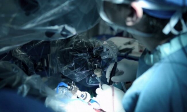 Лікарі довірять складні операції роботам