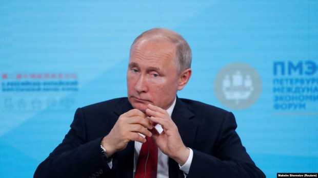 Путин в памперсах неуверенно оседлал гроб на колесиках: "Очень странные понты"