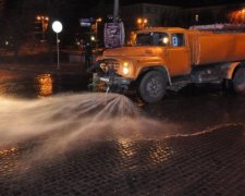 Дефіцитною водою миють вулиці Сімферополя