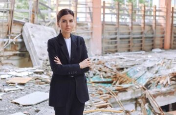 Тетяна Кагановська в одному зі зруйнованих корпусів ХНУ