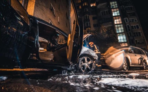 Искры и взрыв: в Киеве загадочным образом уничтожен Lexus