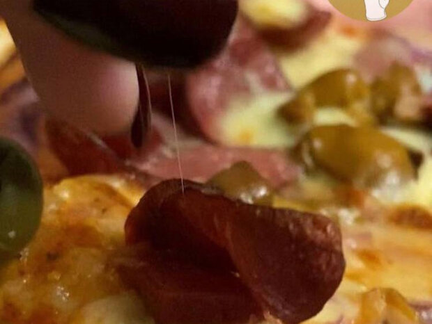 Пара заказала пиццу и нашла в ней неожиданное: седой и толстый