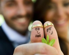 Українці влаштували навалу на РАЦС через вісімки