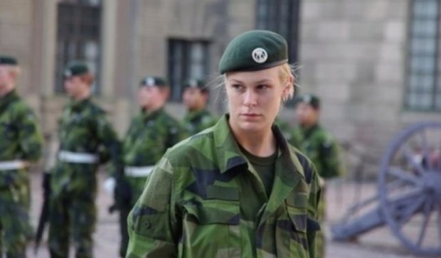 Российская агрессия заставила Швецию призывать в войска даже девушек