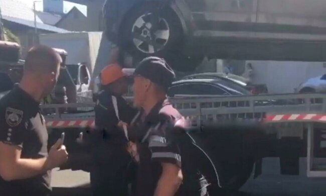Евакуація авто поліцейського / скріншот з відео