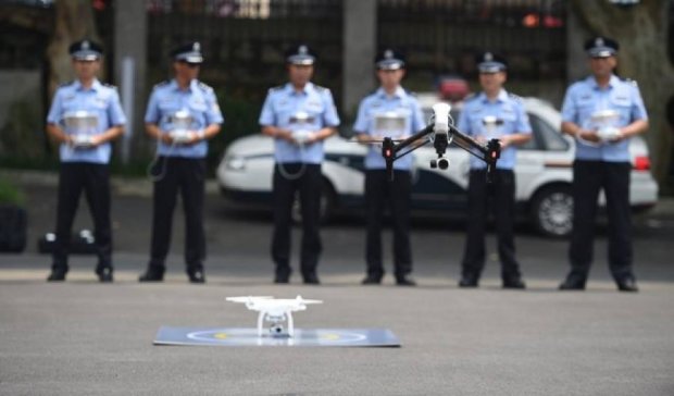 В Китае создали отряд дронов-полицейских (фото)