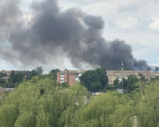 Масштабна пожежа в Рівному: горить військова частина