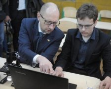 Яценюк буде реформувати школи в хаби