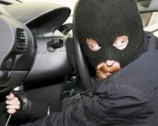 Зловмисники обікрали автомобілі на 250 тис грн під Житомиром