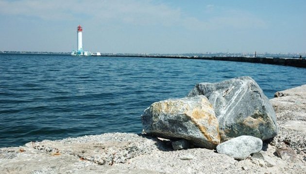 Чорне море біля узбережжя Одеси на початку літа