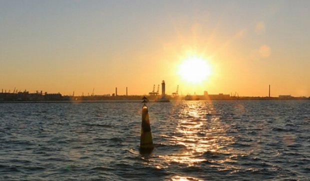 Одесити засняли унікальний захід сонця над морем (фото)
