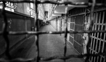Працівник в'язниці допоміг зґвалтувати в'язня