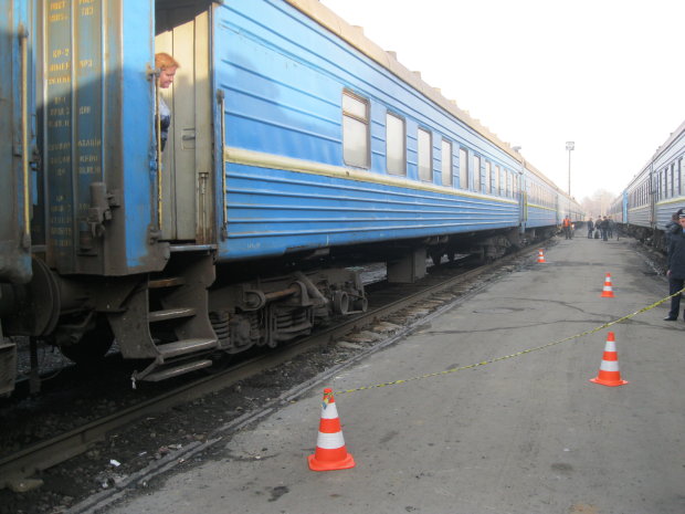 На Харьковщине произошла фатальная трагедия на железнодорожных путях: движение поездов надолго остановили