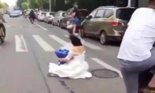 Новоиспеченный муж потерял жену на дороге (ВИДЕО)