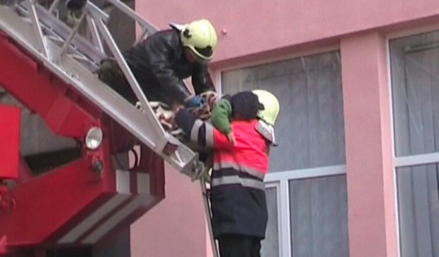 Спасатели эвакуировали ребенка из горящей многоэтажки в Ужгороде