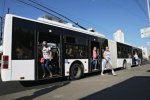 Невідомі обстріляли тролейбус у Києві: соцмережі розлючені