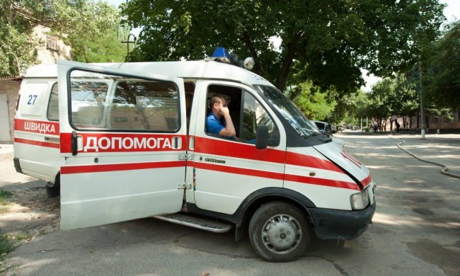 Під Києвом п'яні в зюзю малолітки влаштували бійку з медиками: дике відео