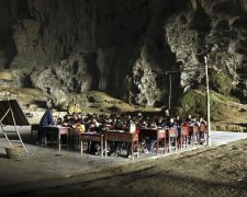 Китайські дикуни влаштували "цивілізацію" в печері (ФОТО)