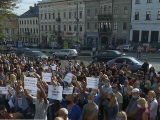 Митинг под стенами мэрии Черновцов против усиления ограничений, скиншот с видео