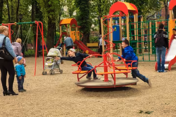 У Львові неадекват обстріляв дитячий майданчик з балкона: будьте обережні, це не вперше