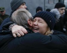 До сліз: зустріч звільненого бійця з рідними вразила мережу