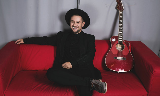 Хлопчик виріс: Монатік не по дитячому запалив у компанії голих моделей