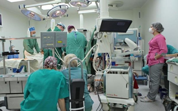 Неймовірно, але українець три роки жив з "подарунком" лікарів в тілі: відео 18+
