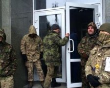 Люди в камуфляжі забарикадувалися в готелі "Козацький"